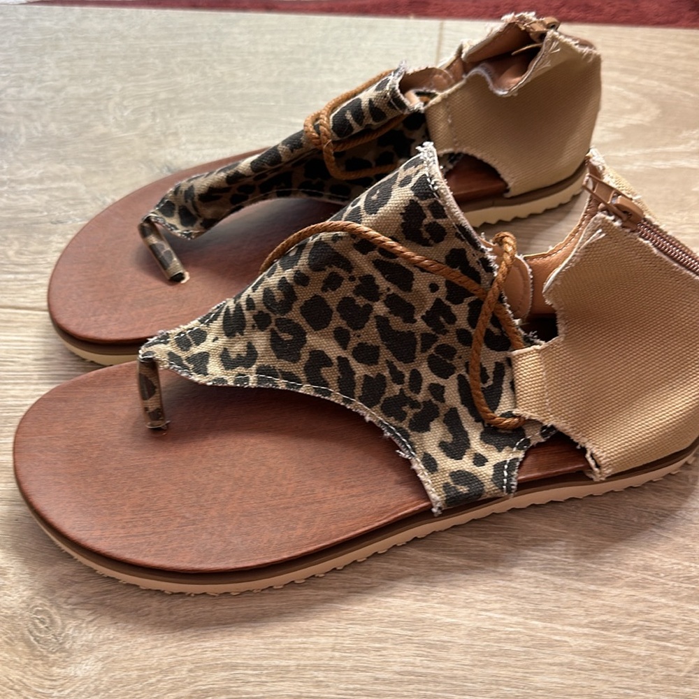 Flat Sandals - Picture 2 of 5